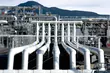 aIndustrielle Rohrleitungs- und Prozessanlage für den sicheren Transport, die Verarbeitung und Steuerung von Medien in der Energie- und Chemieindustrie.